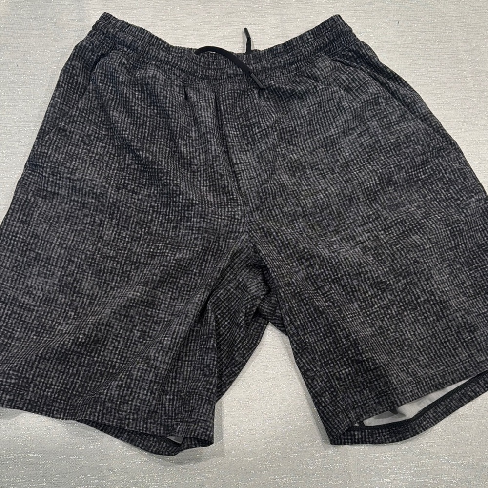 Lululemon Pacebreaker Linerless Gray/Blk Shorts Sz: Med